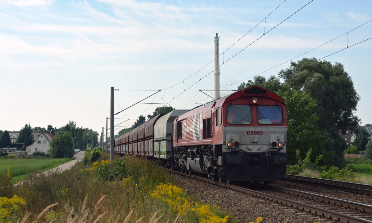 DE 669(266 069) der HGK beförderte am 23.08.15 einen Kohlenzug durch Jeßnitz Richtung Dessau.