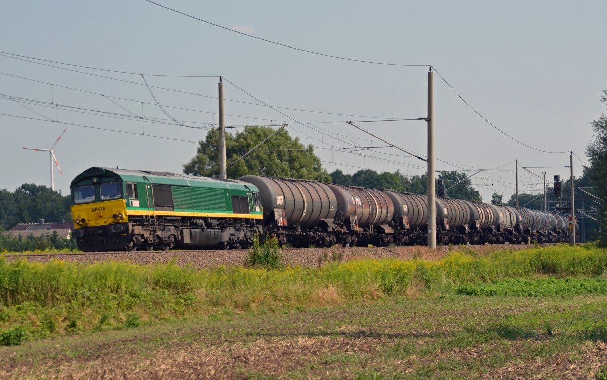 DE 676 des Leasingunternehmen Ascendos Rail war am 10.08.13 fr die HGK mit einem Kesselwagenzug unterwegs. Hier durchfhrt der Zug Burgkemnitz Richtung Bitterfeld.