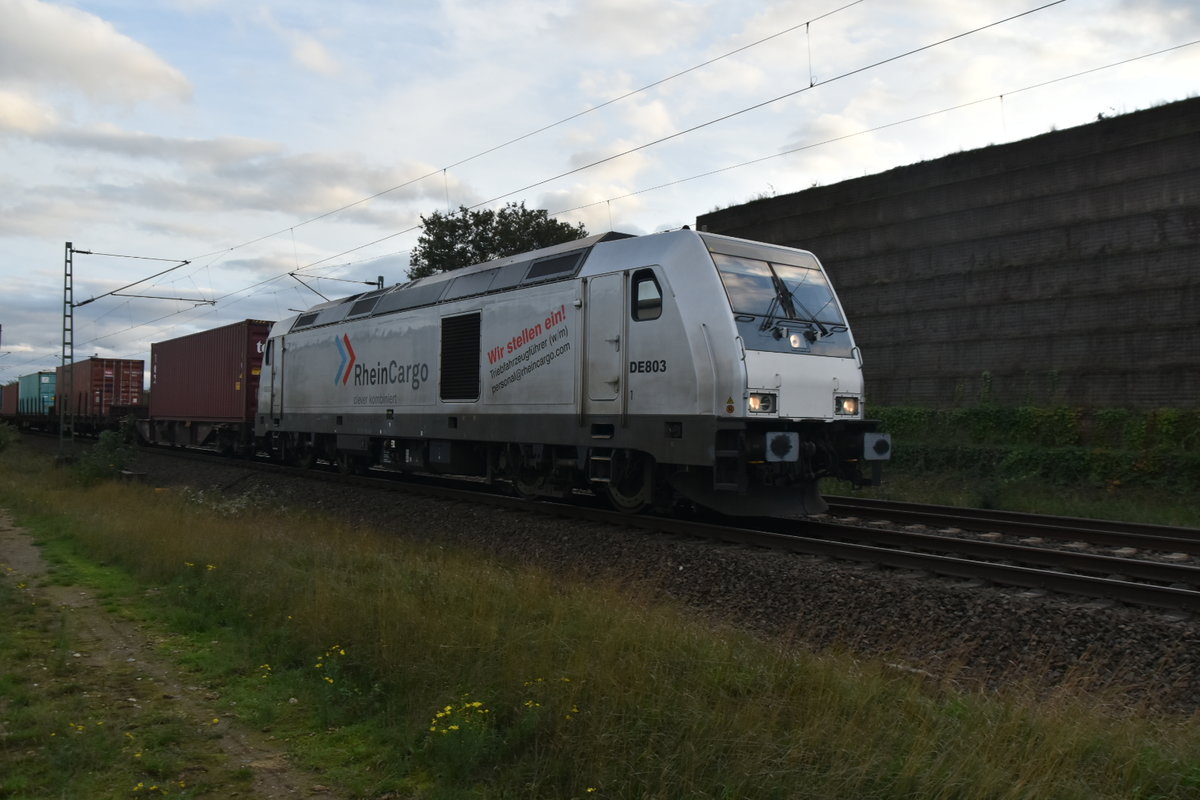 DE 803 der Rhein Cargo kommt am späten Abend bei Neuss mit einem Container gen Norf gefahren. 21.10.2019