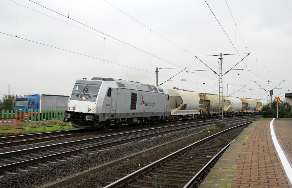 DE 804 passiert mit einem Kalkzug den S-Bahn-Haltepunkt  Neuss -  Am Kaiser .
Aufnahmedatum: 23.09.2015 