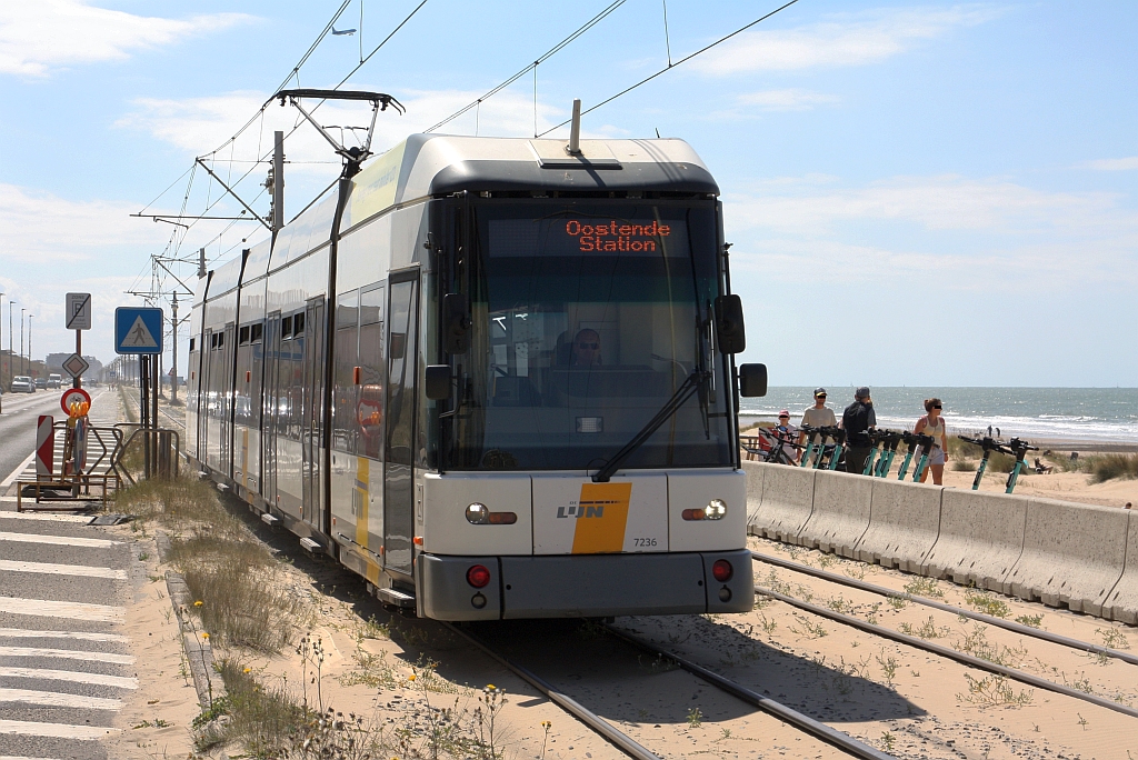 DE LIJN 7236 (Type MGT6-1  Hermelijn ) f�hrt am 27.Juli 2026 in die Kusttram Station Middenlaan ein.