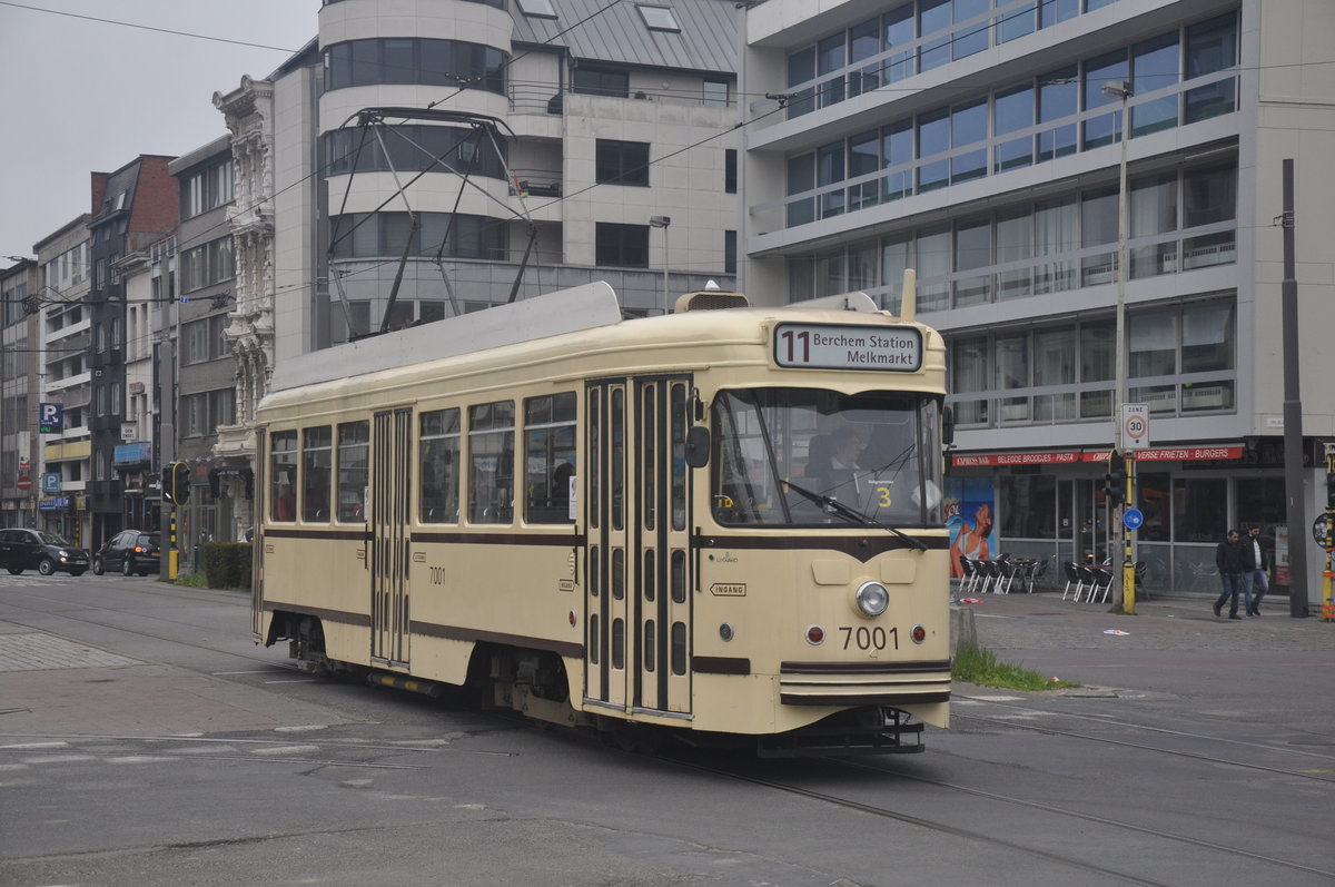 De Lijn Antwerpen PCC 7001 aufgenommen 07.05.2017 am Kipdorpbrug