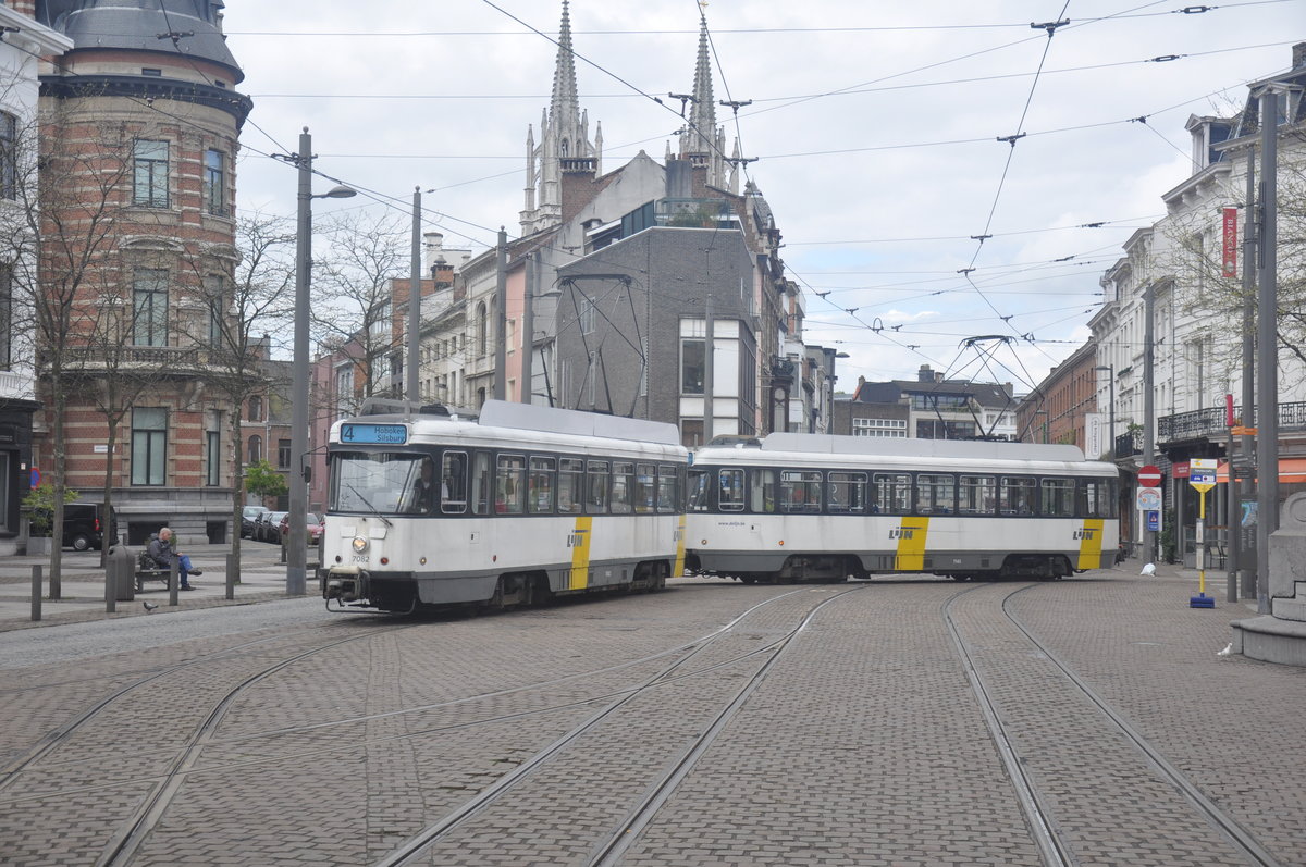 De Lijn Antwerpen PCC 7082 und 7145 aufgenommen 17.04.2017 am Leopoldplaats, durch Arbeiten an der Kehrschleife Antwerpen-Zuid, wurden die Straßenbahn umgeleitet über die Linie 2 und 7 von Nationale Bank nach Hoboken