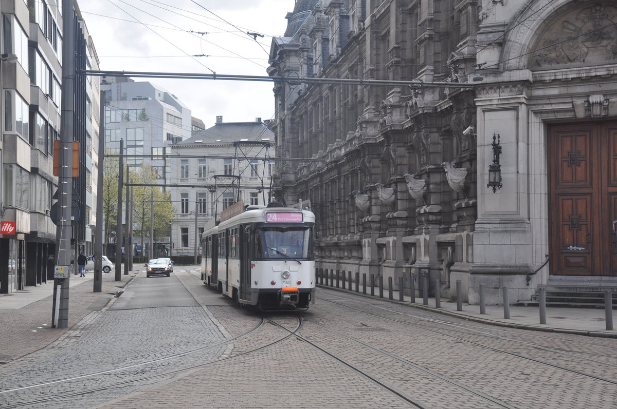 De Lijn Antwerpen PCC 7160 aufgenommen 17.04.2017 am Bourlastraat, durch Arbeiten an der Kehrschleife Antwerpen-Zuid, wurden die Straßenbahn umgeleitet über die Linie 4 von Nationale Bank nach Bolivarplaats und fuhr nicht bis Endstation Schoonselhof