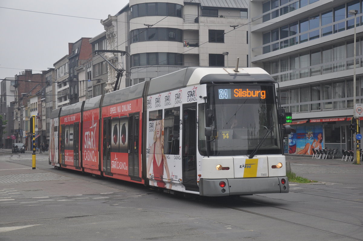 De Lijn Antwerpen Siemens/DWA 7202 auf Linie 24 Melkmarkt-Silsburg, aufgenommen 07.05.2017 am Kipdorpbrug
