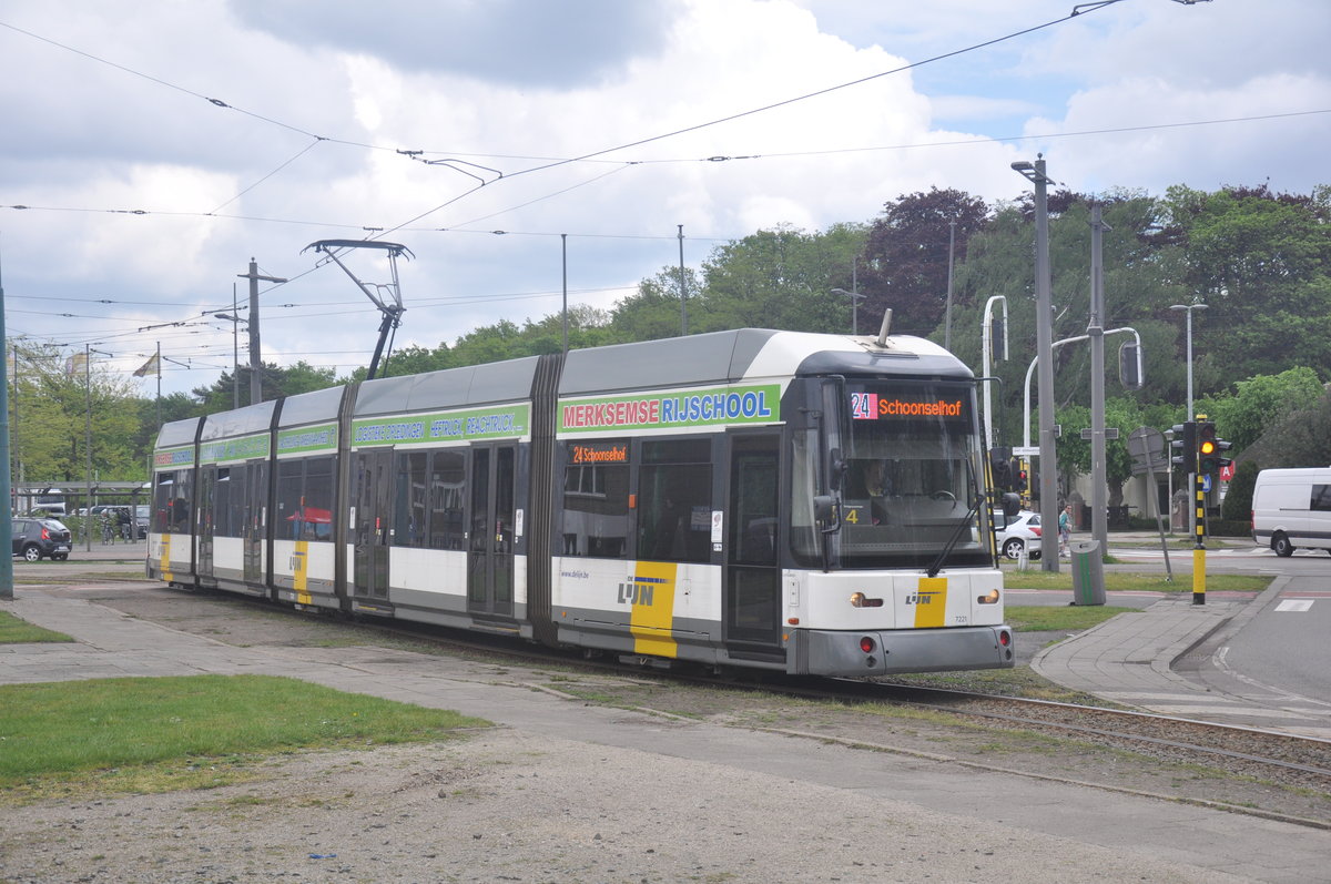 De Lijn Antwerpen Siemens/DWA 7221, aufgenommen 13.05.2017 am Haltestelle Schoonselhof, noch bis Anfang Juni Endpunkt von Linie 24 