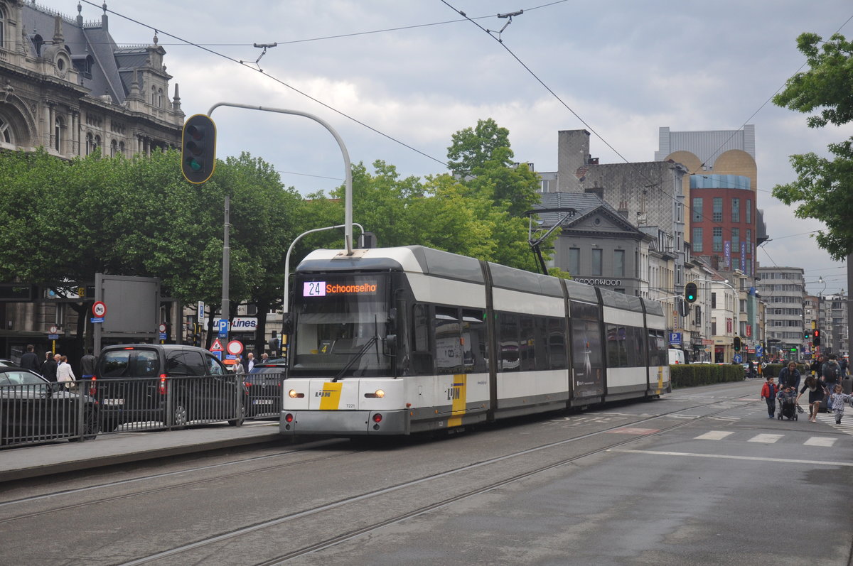 De Lijn Antwerpen Siemens/DWA 7221 auf Linie 24 Abschnitt Centraal Station-Schoonselhof, aufgenommen 13.05.2017 am Franklin Rooseveltplaats