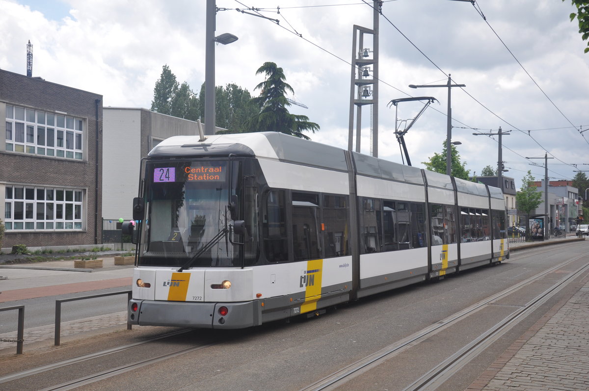 De Lijn Antwerpen Siemens/DWA 7272 auf Linie 24 Abschnitt Schoonselhof-Centraal Station, aufgenommen 13.05.2017 am Haltestelle Heidestraat