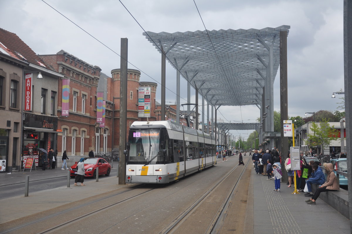 De Lijn Antwerpen Siemens/DWA 7272 auf Linie 24 Abschnitt Centraal Station-Schoonselhof, aufgenommen 13.05.2017 am Haltestelle Abdijstraat 