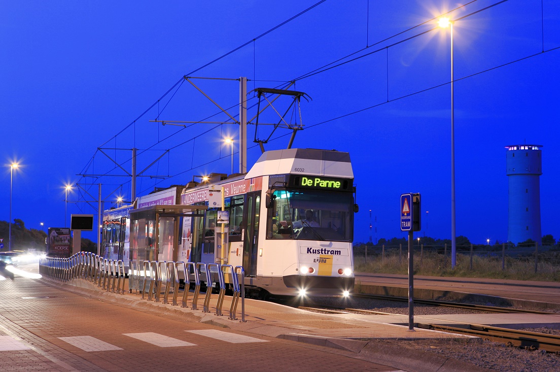 De Lijn Kust-Tram Tw 6032 bei Westende, 21.08.2016.