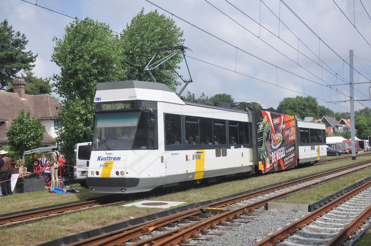 De Lijn Kusttram 6007 aufgenommen 06.08.2016 am Haltestelle De Haan aan Zee