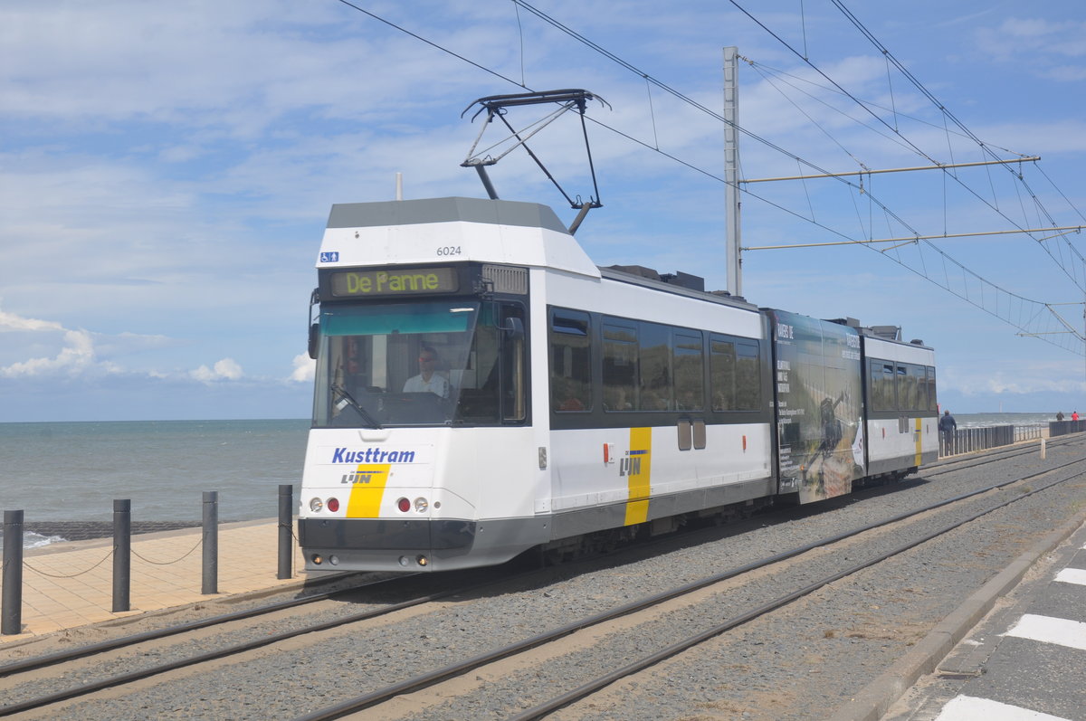 De Lijn Kusttram 6024 BN/ACEC, aufgenommen 23.07.2017 am Haltestelle Domein Raversijde