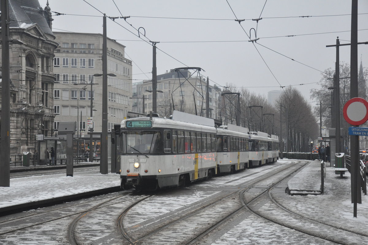 De Lijn PCC 7117 aufgenommen 07.01.2017 am Haltestelle Nationale Bank