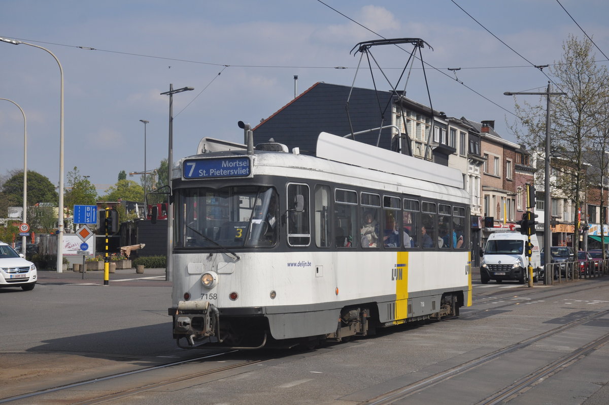 De Lijn PCC7158 ausnahmsweise solo auf Linie 7, aufgenommen 29.04.2017 am Haltestelle Vredebaan Mortsel 