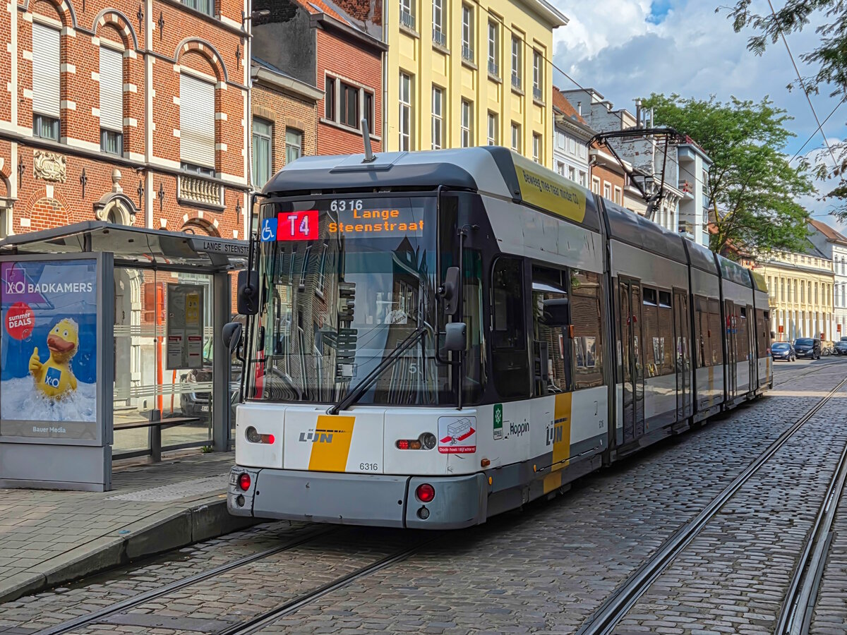De Lijn Stra�enbahn Gent Zug 6316 steht auf der Linie T4 in der Endstation Lange Steenstraat zur R�ckfahrt in Richtung Gent UZ bereit, 17.08.2026.