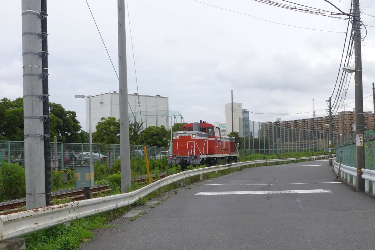 DE10-1704 im der nähe  JFE Technos Tokyo Rail Center Workshop  auf Etchūjima-Nebenstrecke, 06.07.2018, (1)