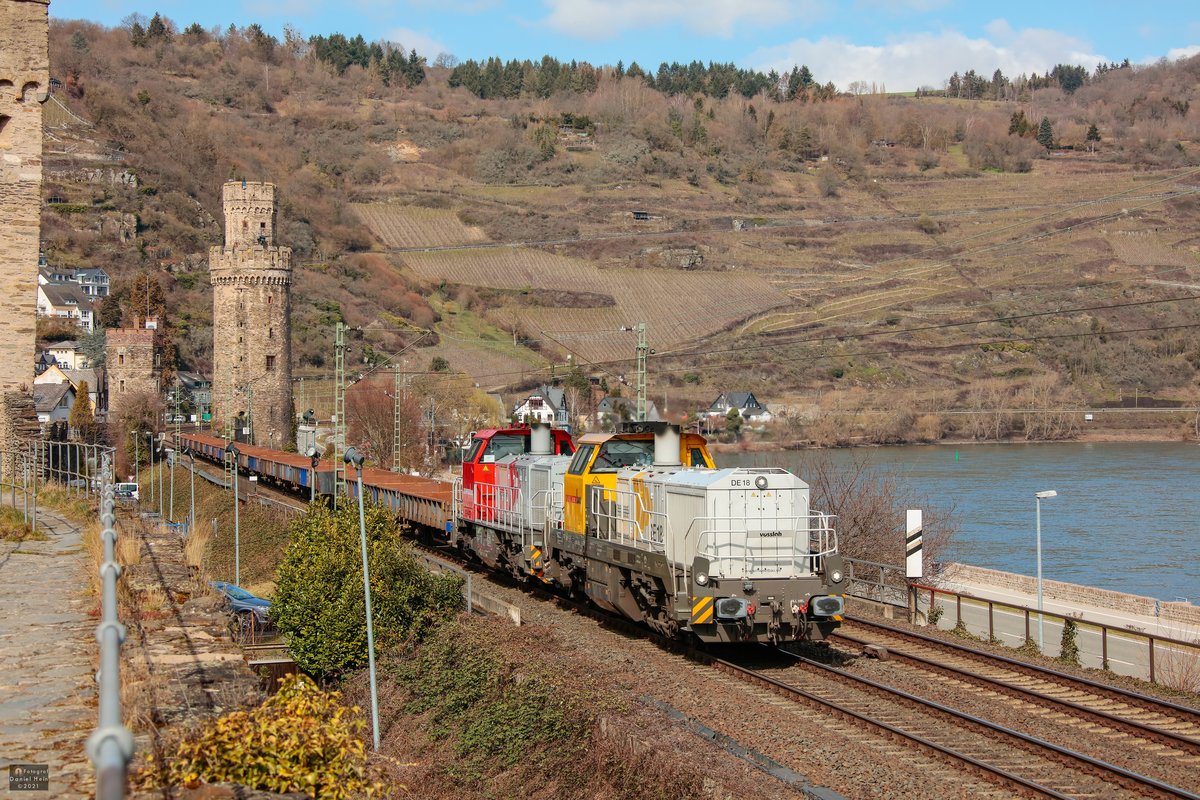 DE18 Doppeltraktion Schweerbau in Oberwesel, März 2021.