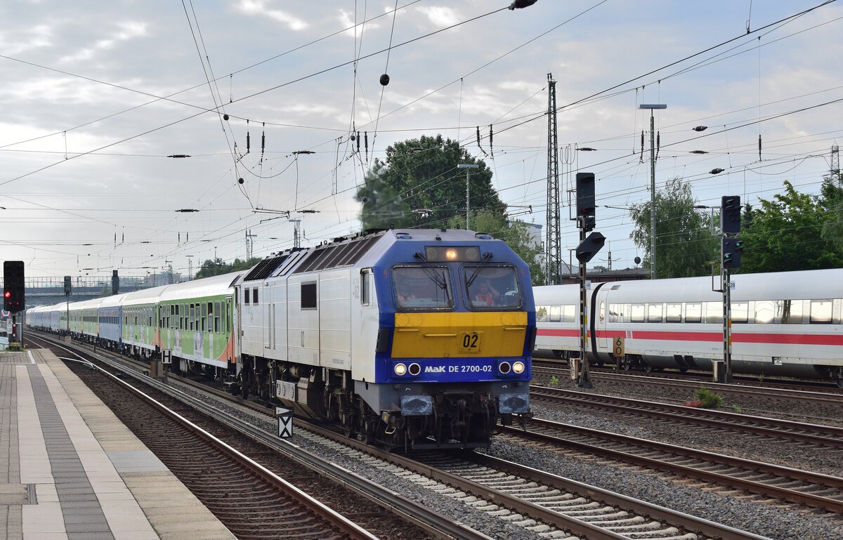 DE2700 02 alias 251 002 durchfährt Hamburg Eidelstedt mit dem RDC Alpen Sylt Express in Richtung Sylt.

Hamburg 26.07.2021