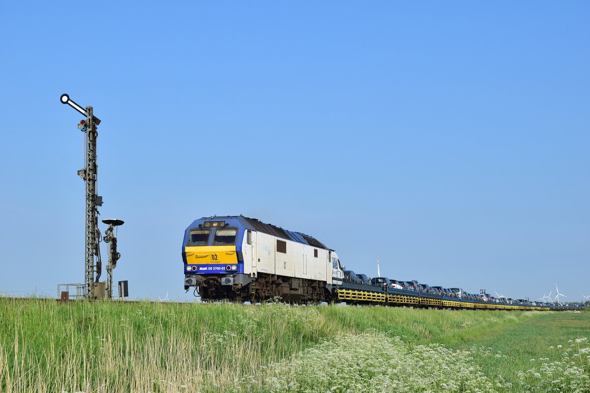 DE2700-02 alias 251 002 passiert das Einfahrsignal Lehnshallig auf den Weg nach Niebüll.

Lehnshallig 04.06.2021