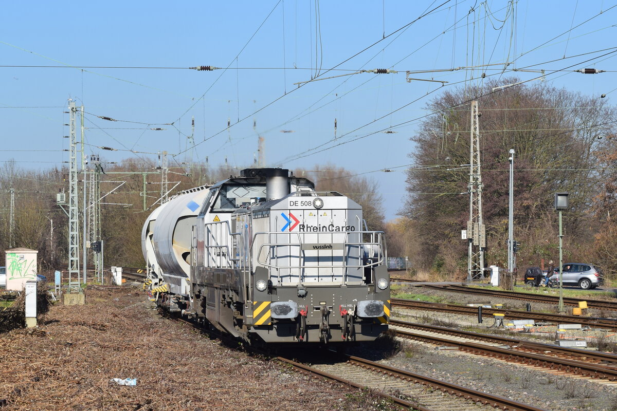 DE508 alias 4185 033-2 kommt mit einem leeren Braunkohlestaubzug aus Neuss in Grevenbroich eingefahren und fhrt nach Gleis 5 ein. Dort muss der Zug die RB39 aus Bedburg abwarten sowie die RB39 nach Bedburg. Danach ist genügend Zeit für den Güterzug nach Gustorf zu fahren.

Grevenbroich 14.02.2023