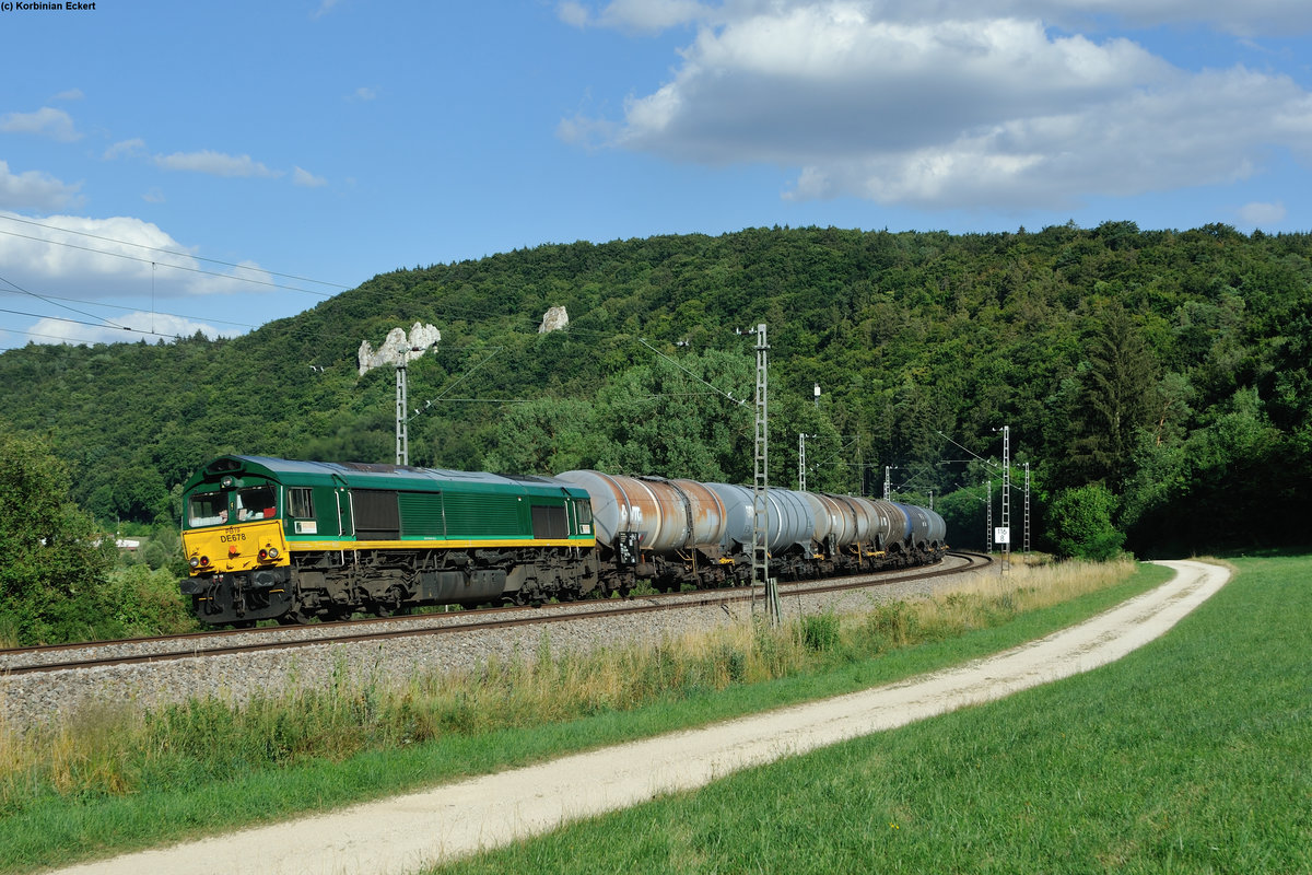 DE678 mit einem Kesselwagenzug kurz vor Dollnstein Richtung Treuchtlingen, 15.07.2015