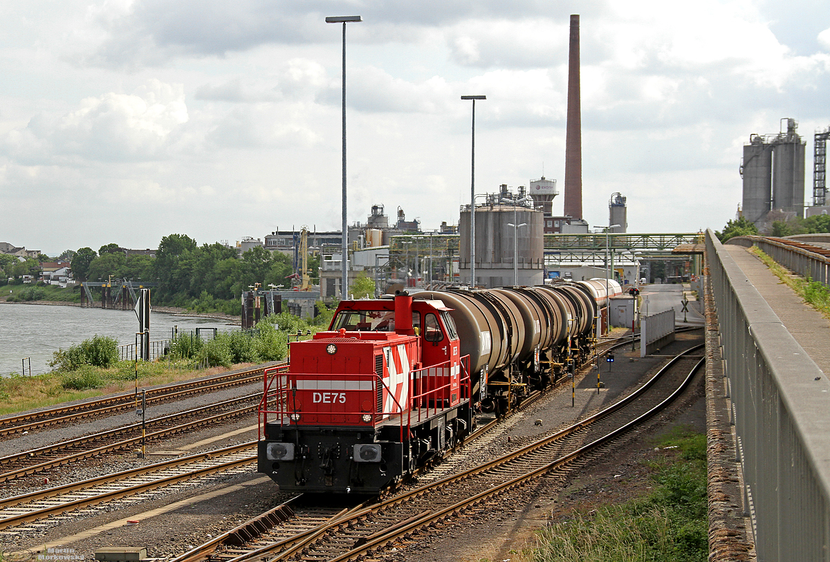 DE75 / 0272 013 beim rangieren in Godorf Hafen am 25.05.2020