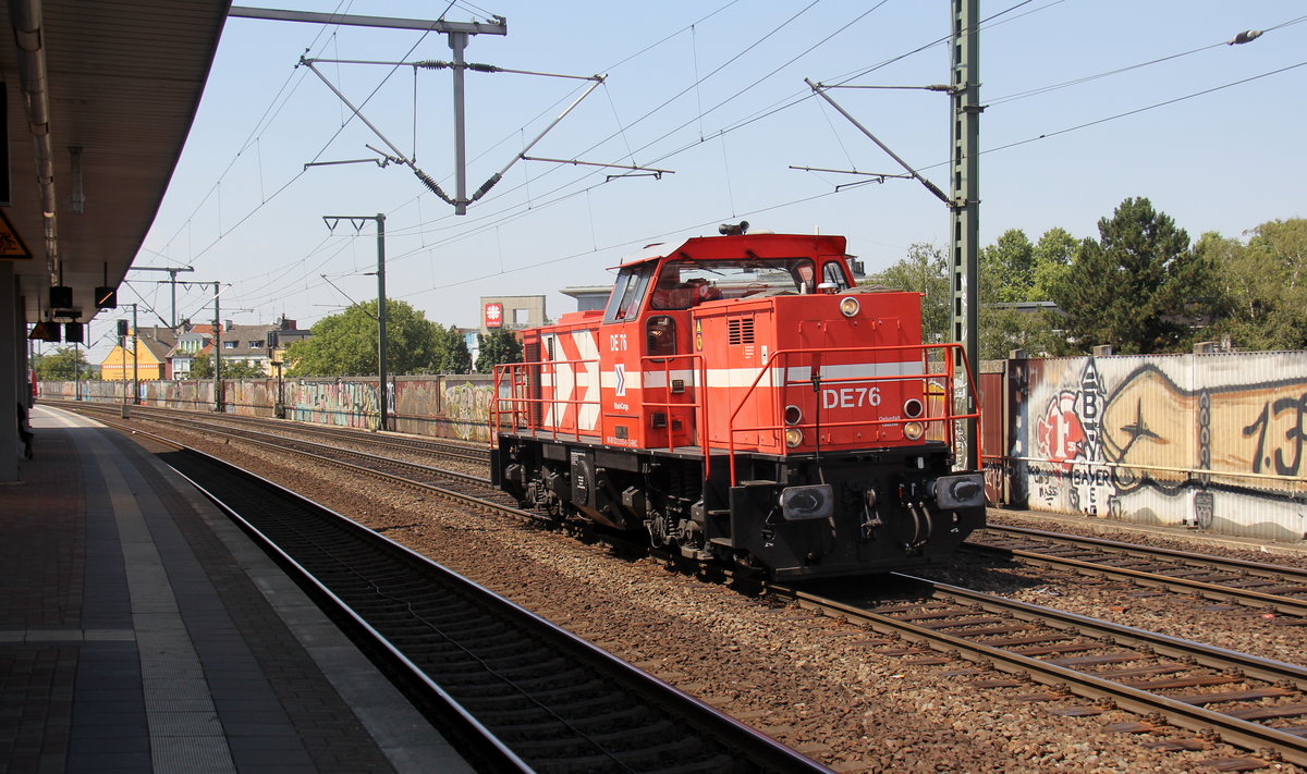 DE76 von Rheincargo kommt als Lokzug aus Rommerskirchen nach Köln-Gremberg und kommt aus Richtung Rommerskirchen,Stommeln,Pulheim und fährt durch Köln-Ehrenfeld und fährt dann weiter in Richtung Köln-West,Köln-Süd. Aufgenommen vom Bahnsteig 3 in Köln-Ehrenfeld. Bei Sommerwetter am Mittag vom 26.7.2018.