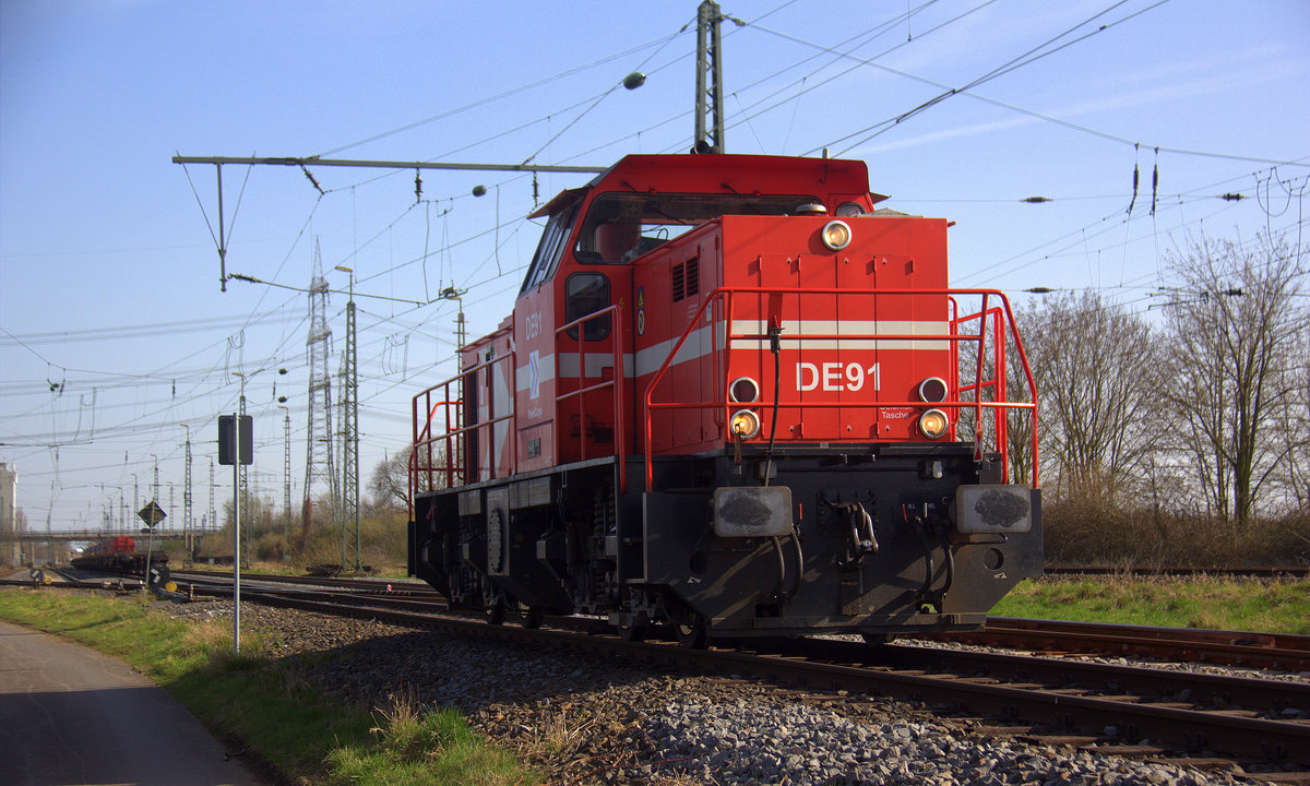 DE91 von Rheincargo rangiert im Güterbahnhof von Nievenheim. Aufgenommen vom einem Weg am Kirschfeld in Nievenheim. Bei schönem Frühlingswetter am Nachmittag vom 7.4.2018.