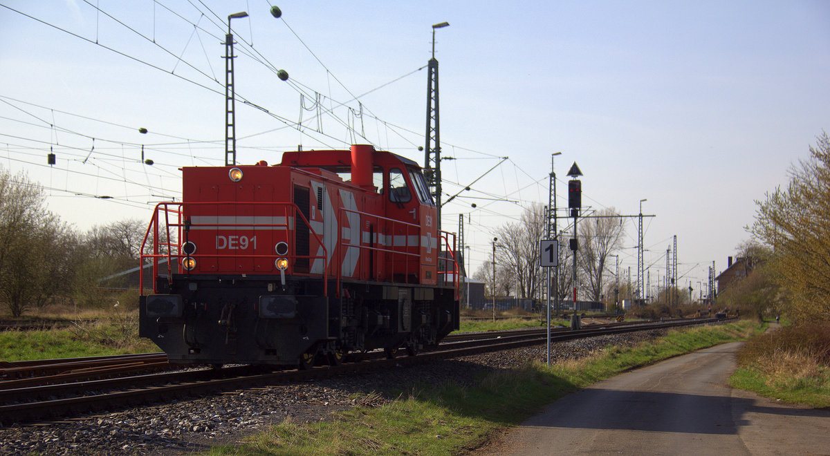 DE91 von Rheincargo rangiert im Güterbahnhof von Nievenheim.
Aufgenommen vom einem Weg am Kirschfeld in Nievenheim.
Bei schönem Frühlingswetter am Nachmittag vom 7.4.2018.