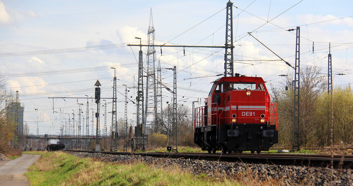 DE91 von Rheincargo steht mit Licht an im Güterbahnhof von Nievenheim.
Aufgenommen vom einem Weg am Kirschfeld in Nievenheim.
Bei Sonnenschein und Regenwolken am Nachmittag vom 31.3.2018.