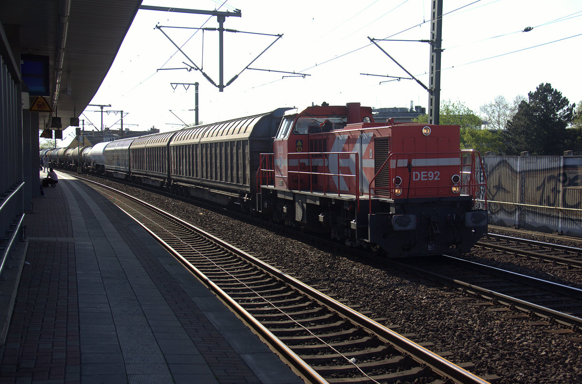 DE92 von Rheincargo kommt leider im gegenlicht mit einem Güterzug aus Richtung Mönchengladbach,Rheydt,Jüchen,Grevenbroich und fährt durch Köln-Ehrenfeld und fährt dann weiter in Richtung Köln-West,Köln-Süd.
Aufgenommen vom Bahnsteig 3 in Köln-Ehrenfeld.
Bei Sommerwetter am 18 April 2018.
Aufgenommen am 18.4.2018. 