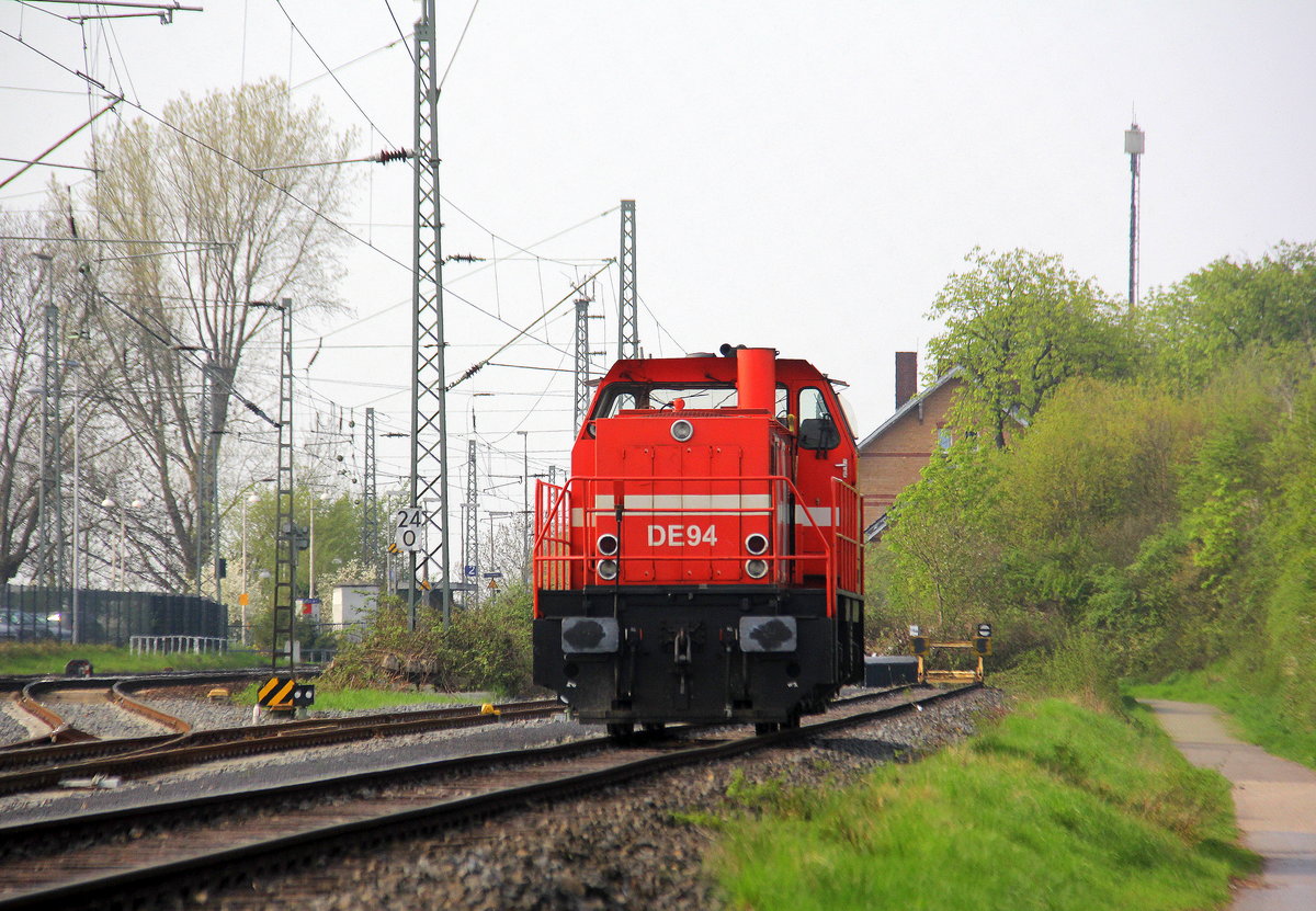 DE94 von Rheincargo steht abgestellt im Güterbahnhof von Nievenheim.
Aufgenommen vom einem Weg am Kirschfeld in Nievenheim. 
Bei schönem Frühlingswetter am Nachmittag vom 14.4.2018.