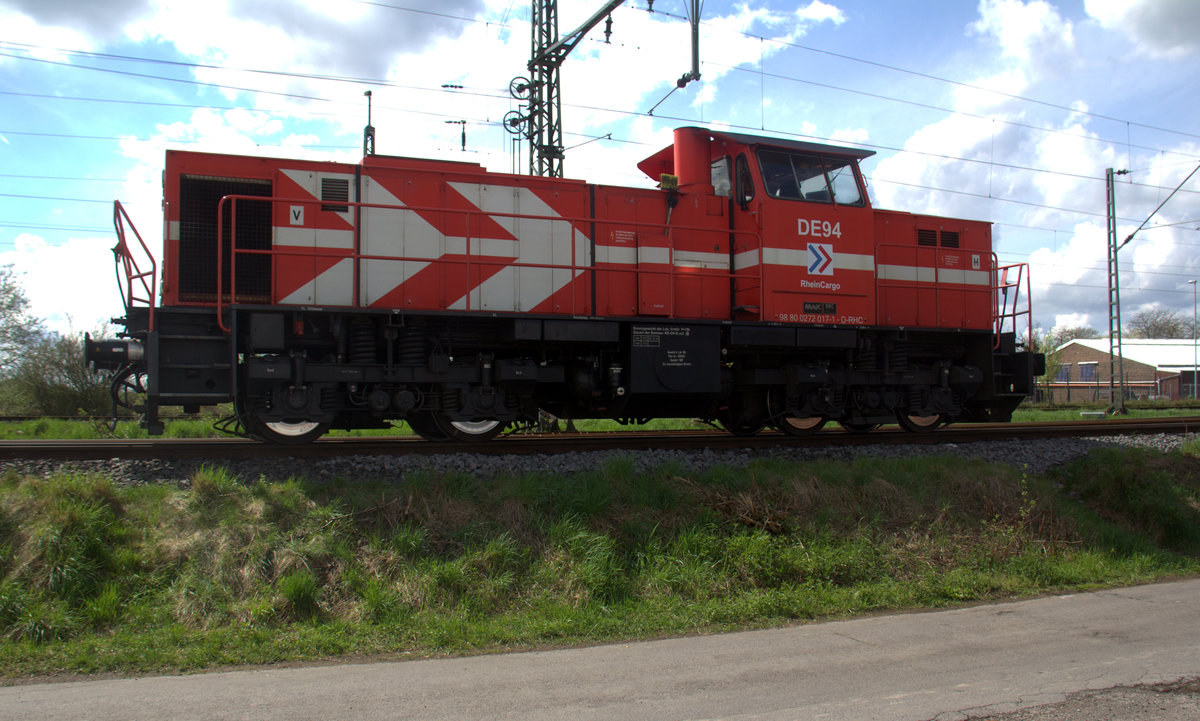 DE94 von Rheincargo steht abgestellt im Güterbahnhof von Nievenheim.
Aufgenommen vom einem Weg am Kirschfeld in Nievenheim. 
Bei schönem Frühlingswetter am Nachmittag vom 15.4.2018.