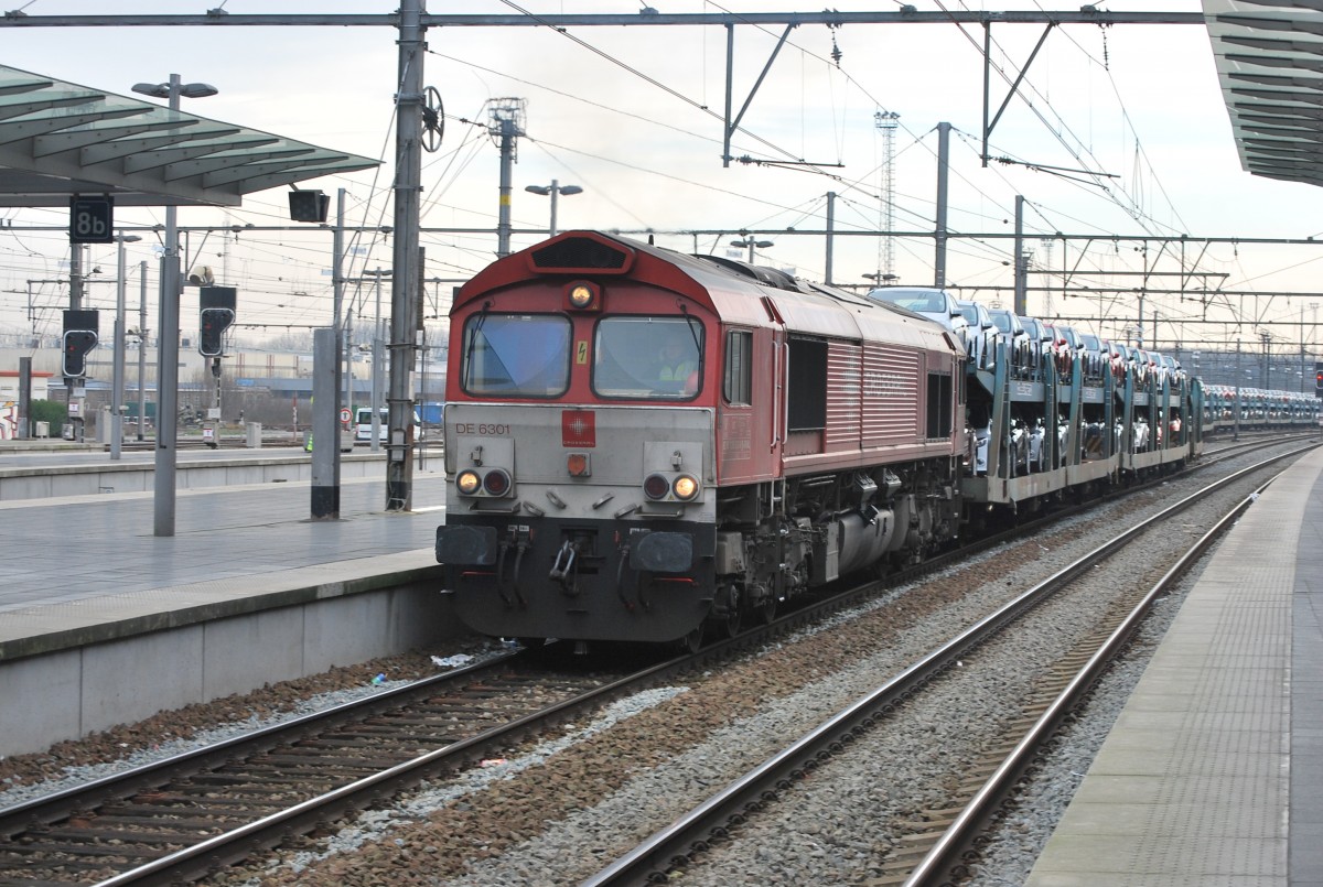 Debora von Crossrail mit Güterzug nach Zeebrugge durch den Bhf Brugge. 29. Januar 2014.