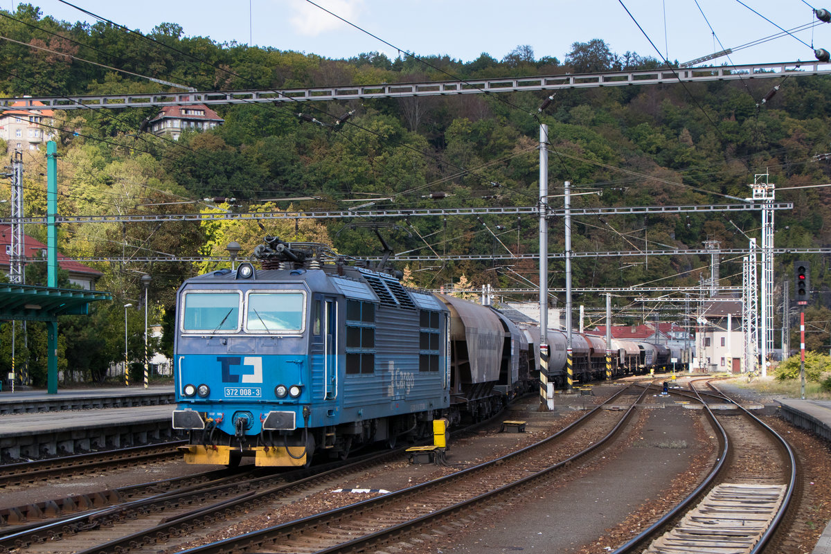 Decin hl.n.: 372 008-3 schlängelt sich am 29. September 2018 durch den Bahnhof gen Süden. 