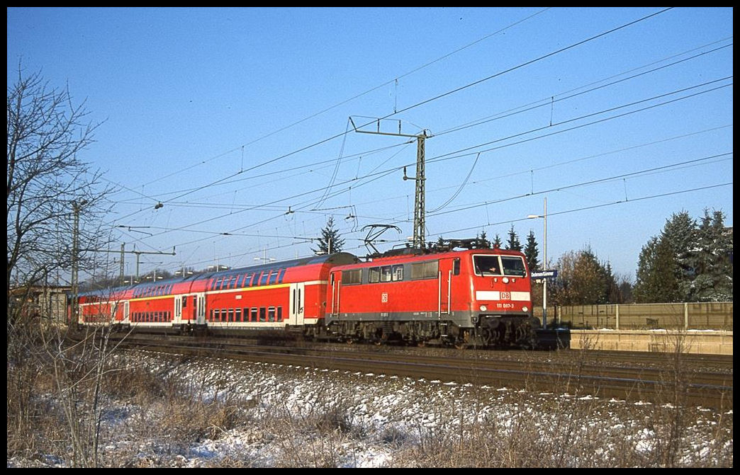 Dedensen Gümmer am 9.1.2003: DB 111087-3 kam um 10.51 Uhr mit einem Dosto in Richtung Hannover HBF vorbei.