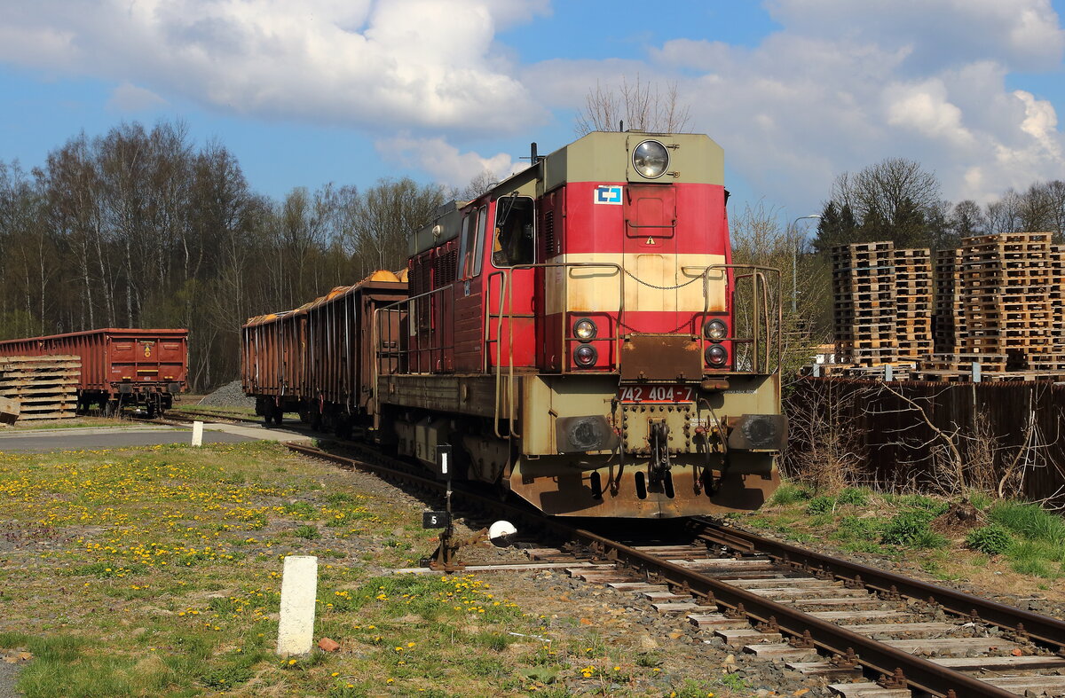 Dee 742 404 bei rangieren an den Verladegleisen in As. Hier werden die 2 beladenen Holzwaggons heraus gezogen. Aufgenommen am 28.04.2022