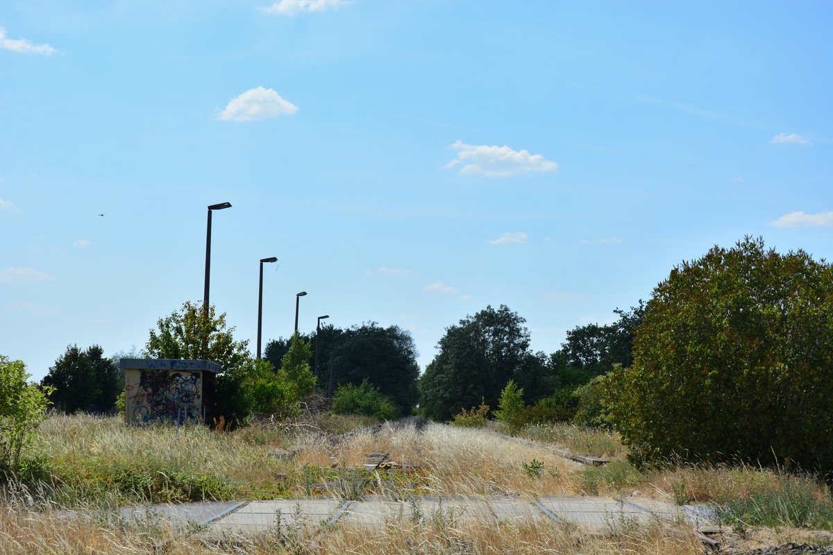 Deetz war ziwschen Wiesenburg und Güterglück der einzige Haltepunkt während die anderen Ortschaften Bahnhöfe hatten. Vermutlich bekam Deetz zuletzt den Bahnanschluss. Seit 2004 jedoch ruht hier der Verkehr auf der einst so wichtigen Verbindung.

Deetz 26.07.2018