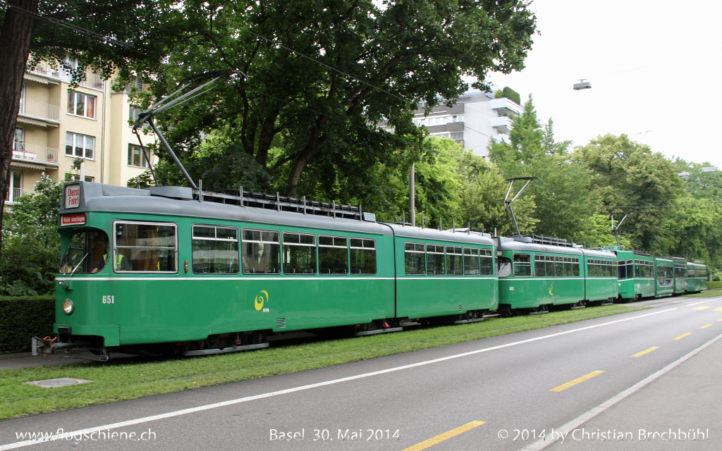 Defekter BVB 14er die 659 Be4/6 S mit B4 im Schlepp von zwei Düwag Be 4/6 651 + 642 kurz vor dem Aeschenplatz bei Basel. Ab da musste der überlange Zug von Begleit Fahrzeugen der BVB eskordiert werden. Am 30. Mai 2014.