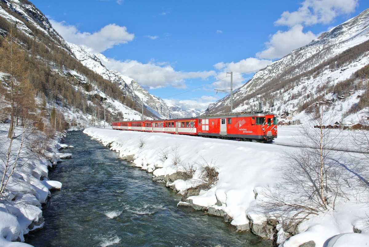 Deh 4/4 23 mit R 235 bei Täsch. Dies ist einzige Deh Pendel im Mattertal. Speziell bei diesem Pendel ist auch, dass meistens alte Mitteleinstiegswagen eingereiht sind, momentan sind die beiden A hinter der Lok solche Wagen, 31.01.2014.