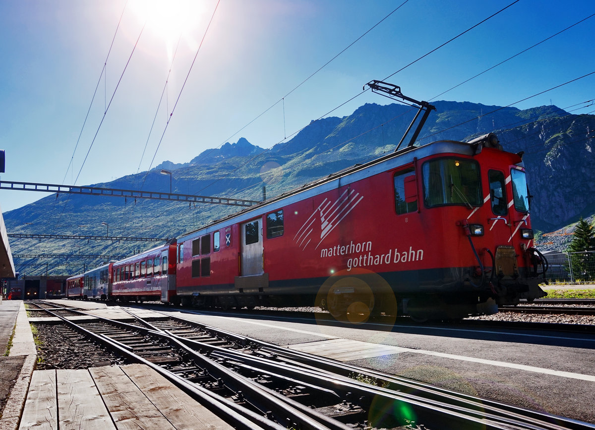 Deh 4/4 51  Mustér  wartet bei strahlend sonnigen Wetter im Bahnhof Andermatt, mit dem R 565 (Göschenen - Visp) auf die Abfahrt.
Aufgenommen am 20.7.2016.
