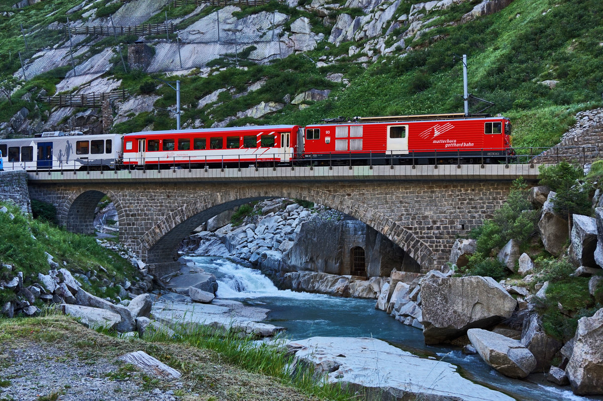 Deh 4/4 93 überquert am Zugschluss des R 663 (Göschenen - Andermatt), die Teufelsbrücke in der Schöllenenschlucht, nahe Andermatt.
Aufgenommen am 20.7.2016.