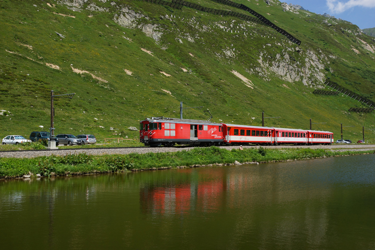 Deh 4/4 I 24 befindet sich am Anfang des Zahnstangenabschnittes Richtung Nätschen (Oberalppass, 19.07.2014).