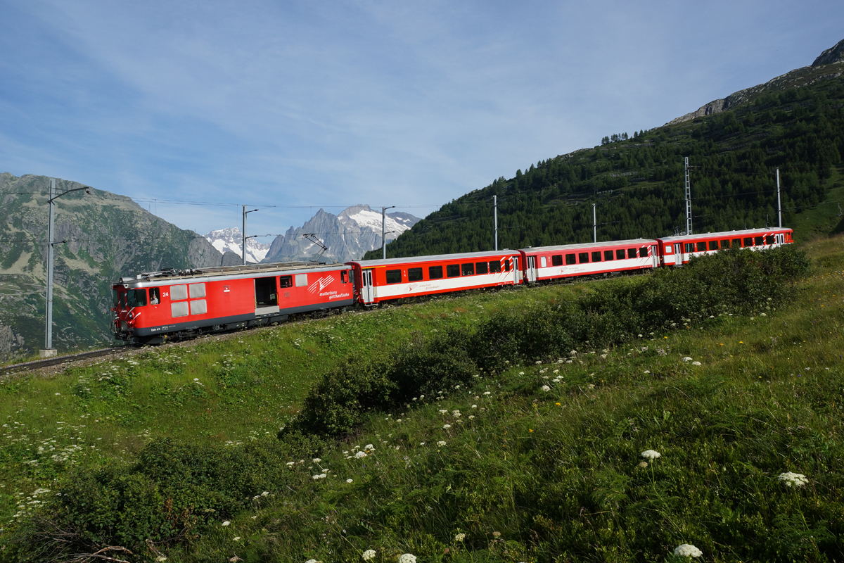 Deh 4/4 I 24 fährt am 19.07.2014 von Nätschen talwärts Richtung Andermatt.