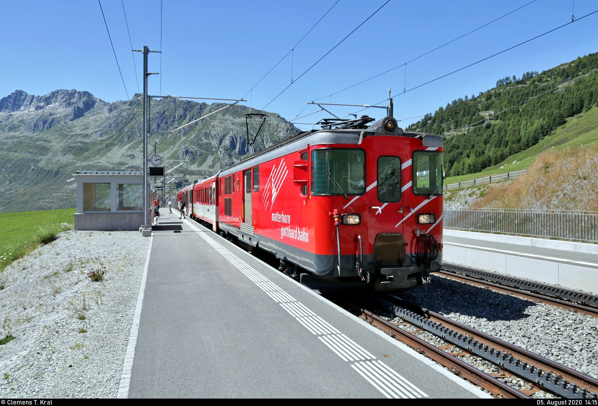 Deh 4/4 I  Brig  harrt im Bahnhof Nätschen (CH) abweichend auf Gleis 2 aus, bis der liegengebliebene, zum Aufnahmezeitpunkt bereits um 70 Minuten verspätete Gegenzug nach Andermatt eintrifft.

🧰 Matterhorn-Gotthard-Bahn (MGB)
🚝 R 840 Andermatt (CH)–Disentis/Mustér (CH) [+35]
🚩 Bahnstrecke Brig–Disentis/Mustér (Furka-Oberalp-Bahn (FO) | 144)
🕓 5.8.2020 | 14:15 Uhr