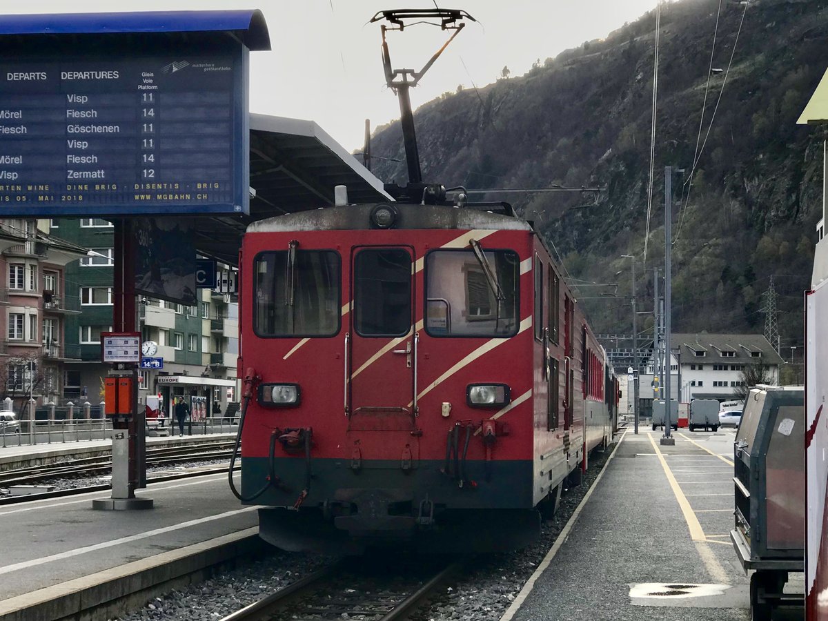 Deh 4/4 II 94  Fiesch  mit ihrem Regio von Göschenen nach Visp, am 10.4.18 beim Halt in Brig