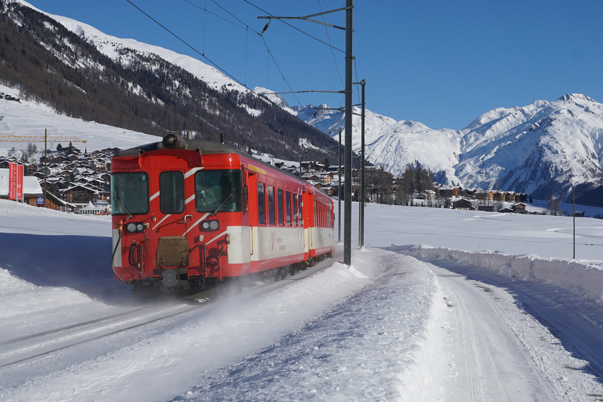 Deh 4/4 l Pendel der Matterhorn Gotthard Bahn (MGB) bei Reckingen am 13. Januar 2022.
Foto: Walter Ruetsch