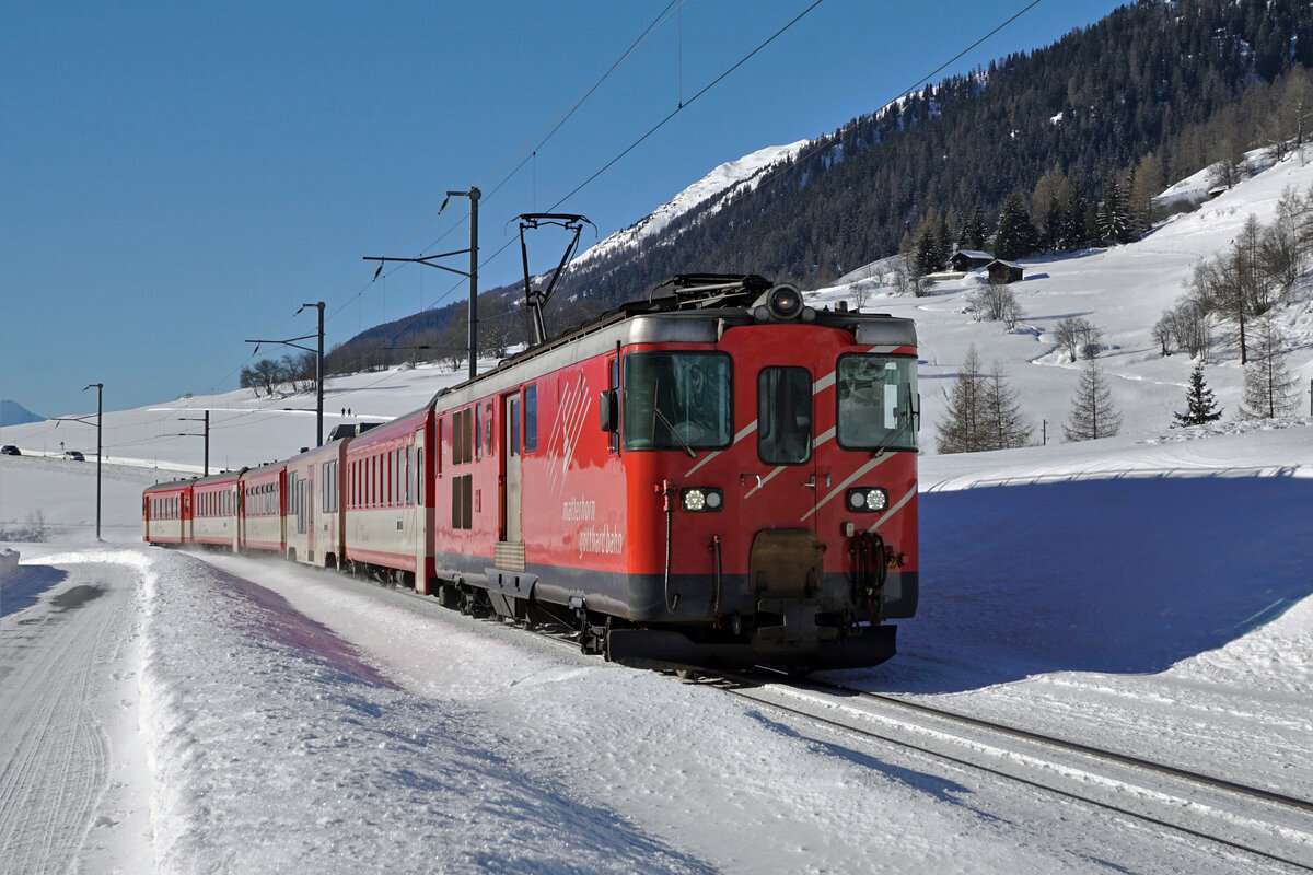 Deh 4/4 l Pendel der Matterhorn Gotthard Bahn (MGB) bei Reckingen am 13. Januar 2022.
Foto: Walter Ruetsch