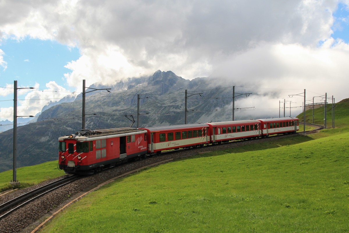 Deh 4/4 der MGB mit einem Personenzug am 19.08.2014 am Oberalppass.