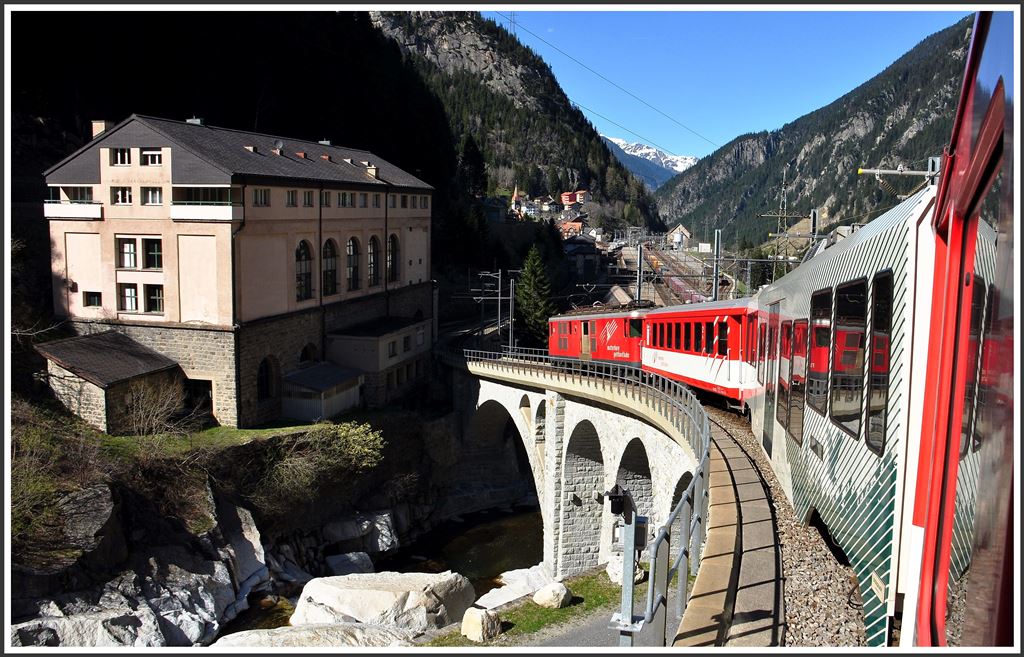 Deh4/4 auf der Reussbrücke in Göschenen. Der R655 verkehrt von Göschenen durch die Schöllenenschlucht hinauf nach Andermatt und von dort weoter durch den Furkatunnel bis Visp. (22.04.2015)